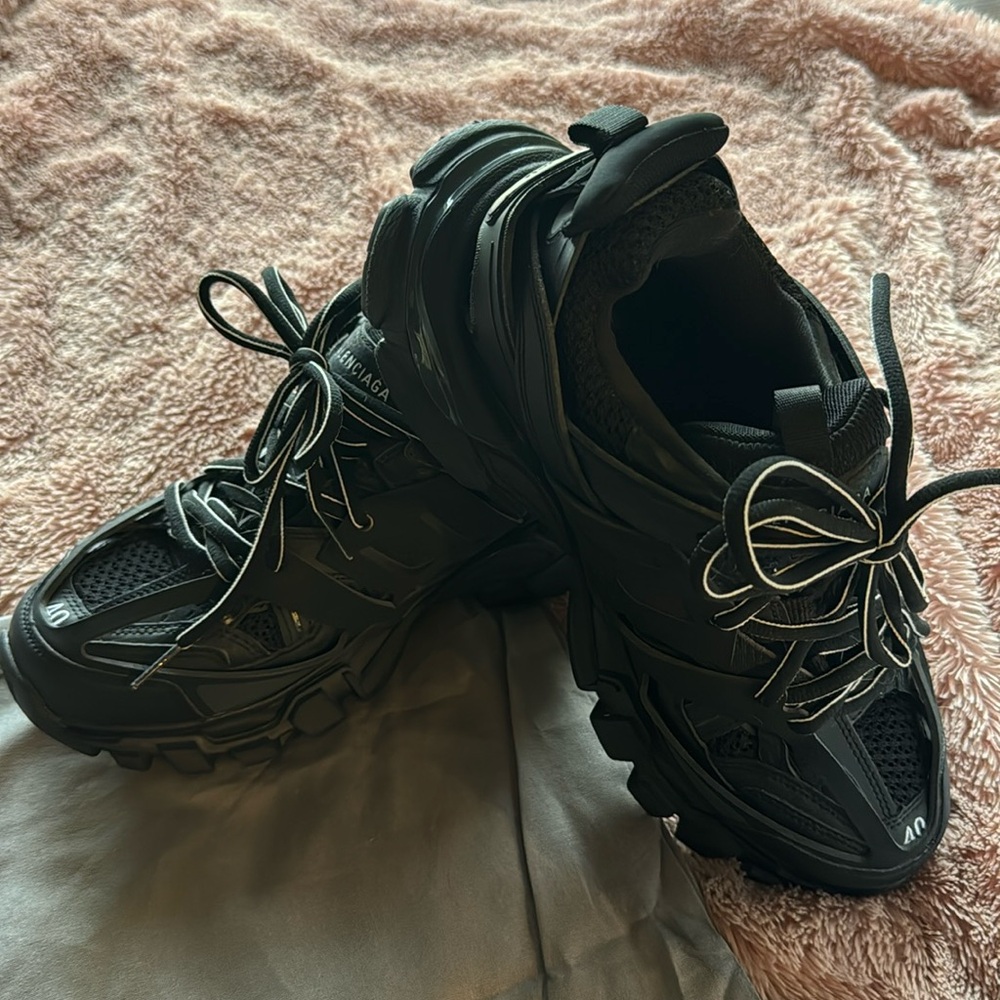 Like new, worn once, just realized after wearing  I’m not a chunky sneaker fan